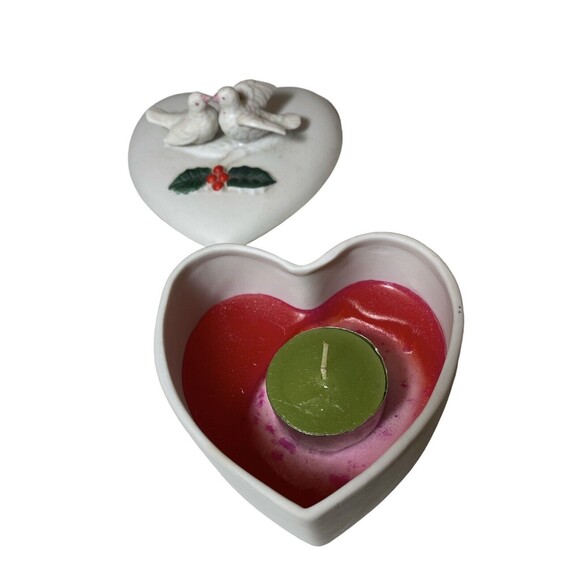 Porcelain Heart-Shaped Signed Candle Dish Lovebirds Christmas 4 x 4 Original Box - Picture 3 of 9